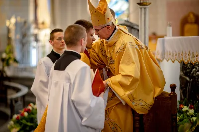 „Na swoje życie i swoje kapłaństwo trzeba popatrzeć w świetle Bożej miłości. Inaczej go nie pojmiemy ani my, ani ci, którzy będą na nas patrzeć” – mówił bp Jan Wątroba podczas Mszy św. z udzieleniem święceń prezbiteratu. 4 czerwca 2022 r. w kościele katedralnym jedenastu diakonów diecezji rzeszowskiej przyjęło sakrament kapłaństwa.
Do grona neoprezbiterów diecezji rzeszowskiej należą: ks. Sebastian Bełz z parafii w Nienadówce, ks. Krzysztof Lampart z parafii w Rudnej Wielkiej, ks. Mateusz Łachmanek z parafii w Lipinkach, ks. Karol Migut z parafii w Jasionce, ks. Marcin Murawski z parafii katedralnej w Rzeszowie, ks. Adrian Pazdan z parafii w Zagorzycach, ks. Tomasz Sienicki z parafii w Bieździedzy, ks. Dominik Świeboda z parafii w Palikówce, ks. Piotr Wąsacz z parafii bł. Władysława Findysza w Rzeszowie, ks. Mateusz Wojtuń z parafii w Święcanach oraz ks. Wiktor Zoła z parafii w Cieklinie.
Mszy św. przewodniczył i święceń udzielił bp Jan Wątroba. Eucharystię koncelebrowało około osiemdziesięciu księży, m.in: przełożeni Wyższego Seminarium Duchownego w Rzeszowie oraz proboszczowie i wikariusze z parafii rodzinnych neoprezbiterów. W Mszy św. uczestniczył abp Edward Nowak, bp Kazimierz Górny i bp Edward Białogłowski.
Zebranych w kościele katedralnym powitał ks. Krzysztof Gołąbek, proboszcz parafii.
W homilii bp Jan Wątroba nawiązał do słów z Ewangelii według św. Jana w których Chrystus tłumaczy co to znaczy być dobrym pasterzem. „Być kapłanem w Kościele Chrystusowym to znaczy mieć udział w Jego pasterskiej misji i stale upodabniać się do Dobrego Pasterza, który zna owce, karmi je, broni i jest gotów oddać życie dla ich dobra” – mówił hierarcha.
Po homilii odbył się obrzędy święceń: przyrzeczenie czci i posłuszeństwa Biskupowi Ordynariuszowi, Litania do Wszystkich Świętych podczas której kandydaci leżeli krzyżem, nałożenie rąk, modlitwa święceń oraz namaszczenie rąk krzyżmem i wręczenie chleba i wina. Podczas Liturgii Eucharystycznej nowo wyświęceni po raz pierwszy wyciągnęli dłonie nad chlebem i winem wypowiadając słowa konsekracji.
Na zakończenie Mszy św. ks. Tomasz Sienicki, podziękował w imieniu nowo wyświęconych wszystkim, którzy przyczynili się do przygotowania ich do kapłaństwa. Słowa wdzięczności, m.in. przełożonym Wyższego Seminarium Duchownego w Rzeszowie i rodzicom neoprezbiterów, wypowiedział bp Jan Wątroba. 
W drodze do zakrystii neoprezbiterzy zatrzymali się przy figurze Matki Bożej Fatimskiej zawierzając swoje kapłaństwo Matce Bożej.
W niedzielę, 5 czerwca, w Uroczystość Zesłania Ducha Świętego, neoprezbiterzy będą sprawować w swoich rodzinnych parafiach uroczyste Msze św. prymicyjne, a w najbliższych tygodniach otrzymają skierowania do parafii.

Fot. ks. Jakub Nagi oraz biala-wrona.pl
