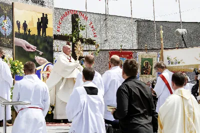 W uroczystość Najświętszego Ciała i Krwi Chrystusa Mszy Świętej w naszej Katedrze przewodniczył ks. proboszcz Krzysztof Gołąbek. Homilię wygłosił ks. Julian Wybraniec - wikariusz katedralny. Po zakończeniu liturgii wyruszyła procesja eucharystyczna do czterech ołtarzy rozmieszczonych wokół Katedry. W roku setnej rocznicy urodzin św. Jana Pawła II każdy z ołtarzy zawierał wizerunek Ojca Świętego i hasła inspirowane encykliką papieża pt. „Ecclesia de Eucharistia”: „Eucharystia sercem świata”, „Żyjemy dzięki Eucharystii”, „Eucharystia tworzy wspólnotę” i „Eucharystia bramą do nieba”. 