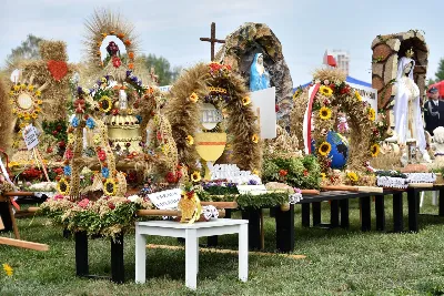 „Wierność ideałom jest gwarantem tego, że nie pogubimy się życiowo, nie skompromitujemy się i w naszym polskim domu będziemy gospodarzami, a nie najemnikami” – mówił podczas Dożynek Diecezjalnych bp Edward Białogłowski. 28 sierpnia 2022 r. do Parku Papieskiego w Rzeszowie przyjechało ponad 60 delegacji z wieńcami.

Do Parku Papieskiego w Rzeszowie przyjechało ponad 60 delegacji z parafii diecezji rzeszowskiej z wieńcami żniwnymi. Tegoroczną obsługę dożynek, w tym przygotowanie liturgii, zapewnili wierni i duszpasterze z Diecezjalnego Sanktuarium św. Józefa w Rzeszowie i dekanatu Rzeszów Północ. Przed Mszą św. odbył się program słowno-muzyczny w wykonaniu Diakonii Muzycznej z parafii św. Józefa w Rzeszowie.

Przed rozpoczęciem Mszy św. ks. Jerzy Uchman, diecezjalny duszpasterz rolników, przywitał przybyłych do Rzeszowa rolników, ogrodników, sadowników i pszczelarzy, wśród nich starostów dożynek: Aleksandrę i Bartłomieja Kędziorów z parafii pw. św. Józefa w Rzeszowie, a także obecnych na Mszy św. parlamentarzystów, władze państwowe i samorządowe, służby mundurowe oraz poczty sztandarowe.

Eucharystii przewodniczył bp Kazimierz Górny. W koncelebrze uczestniczył bp Edward Białogłowski, ks. infułat Wiesław Szurek oraz blisko dwudziestu księży.

Homilię wygłosił bp Edward Białogłowski.

„Dziękujemy Bogu za rolników, którzy mimo różnych trudności i przeciwności, które dotykają polską wieś, trwają przy rodzinnych gospodarstwach. Pochylają się nad rolą, która wydaje chleb i różne rośliny, warzywa, owoce i kwiaty. Dziękujemy wam, gospodynie i gospodarze, starsi i młodzi, za troskę i bezpieczeństwo żywnościowe naszego kraju oraz za zapasy żywnościowe, które są sprzedawane do innych krajów, a także wspomagają naszych sąsiadów borykających się, czy uciekających ze swojego kraju przed wojną do naszej ojczyzny, aby znaleźć tutaj bezpieczny kąt” – mówił bp Edward Białogłowski.

Biskup Białogłowski kierując do zebranych słowa zachęty pytał:

„Czy wasze domu rozbrzmiewają codzienną modlitwą dziękczynną i błagalną? Czy niedziela dla waszych domowników jest dniem świętym, z udziałem we Mszy św., z rodzinnym posiłkiem, z rozmową o waszej rodzinie, o jej troskach i radościach, o gospodarstwie, jego przyszłości i o przyszłości naszej ojczyzny? Zapalajcie ducha młodego pokolenia do życia ideałami: Bóg, honor, ojczyzna (…) Wierność ideałom jest gwarantem tego, że nie pogubimy się życiowo, nie skompromitujemy się i w naszym polskim domu będziemy gospodarzami, a nie najemnikami” – mówił bp Białogłowski.

Po błogosławieństwie poszczególne delegacje zaprezentowały swoje wieńce.

ks. Jakub Nagi
fot. ks. Tomasz Nowak