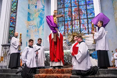 Liturgia Męki Pańskiej rozpoczęła się od procesji wejścia w zupełnej ciszy i gestu prostracji – pokornego padnięcia twarzą do ziemi głównego celebransa – Biskupa Rzeszowskiego Jana Wątroby. Drugim etapem nabożeństwa była Liturgia Słowa. Jej centrum stanowiła Męka Pańska w relacji wg św. Jana – odśpiewana przez ks. Juliana Wybrańca, kl. Dawida Piroga oraz kl. Karola Baraniewicza, z partiami tłumu wykonanymi przez Katedralny Chór Chłopięco-Męski Pueri Cantores Resovienses (tenory i basy), pod dyrekcją ks. dra Andrzeja Widaka we współpracy z Angelą Pacutą i Edytą Kotulą, dyrygentkami chóru.

W homilii bp Jan Wątroba zapraszał do odczytania na nowo sensu krzyża Jezusa i Jego Orędzia.

Trzecią częścią liturgii była adoracja krzyża. W pierwszej kolejności krzyż adorowali poprzez ucałowanie: Ksiądz Biskup, księża z Wyższego Seminarium Duchownego w Rzeszowie, księża katedralni oraz siostry zakonne. Następnie hołd krzyżowi oddali wszyscy wierni, wpatrując się w krzyż trzymany przez ks. Krzysztofa Gołąbka, proboszcza katedry.

Ostatnią częścią liturgii był obrzęd Komunii św. zakończony przeniesieniem Pana Jezusa w monstrancji do tzw. Bożego grobu. W tym roku dekoracja grobu nawiązuje do przeżywanego roku duszpasterskiego pt. „Wierzę w Kościół Chrystusowy”. Projekt autorstwa ks. Pawła Wójcika, wikariusza katedralnego, zachęca do pogłębienia relacji z Jezusem i jak wzywa napis umieszczony na grobie do „zakorzenienia w Kościele Chrystusa”.
fot. Joanna Prasoł 