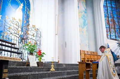 W środę 13 września przeżywaliśmy kolejne w tym roku Nabożeństwo Fatimskie. O godz. 18.40 zostały przedstawione prośby i podziękowania do Matki Bożej Fatimskiej, w intencji których sprawowana była także Msza Święta. Eucharystii przewodniczył i homilię wygłosił ks. Marek Kotwa – wikariusz parafii pw. Św. Michała Archanioła w Rzeszowie. Po Mszy Świętej wyruszyła procesja z figurą Matki Bożej, podczas której modlitwę różańcową prowadzili przedstawiciele parafii pw. Św. Jadwigi Królowej wraz ze swoimi duszpasterzami: ks. Tomaszem Gałuszką oraz ks. Łukaszem Mariuszycem, zaś figurę Matki Bożej nieśli przedstawiciele Bractwa św. Michała Archanioła, Rycerzy Kolumba oraz Związku Strzeleckiego "Strzelec". Modlitwę ubogaciła obecność Orkiestry Dętej pod dyrekcją Tadeusza Cielaka. Nabożeństwo zakończył Apel Jasnogórski. fot. Jola Warchoł