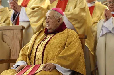 „Eucharystia powinna nas prowadzić do odkrycia kapłańskiej misji Ludu Bożego, kapłańskiej misji każdego z nas” – powiedział Biskup Rzeszowski podczas Mszy Wieczerzy Pańskiej, której przewodniczył w katedrze rzeszowskiej w Wielki Czwartek, 2 kwietnia 2026 r.
Podczas uroczystej liturgii Wielkiego Czwartku w katedrze rzeszowskiej, której przewodniczył bp Jan Wątroba, wierni zostali zaproszeni do refleksji nad tajemnicą Eucharystii, kapłaństwa oraz powołania całego Ludu Bożego do udziału w misji Chrystusa. Na zakończenie homilii biskup zachęcił do szczególnej modlitwy za kapłanów, zwłaszcza tych przeżywających trudności i kryzysy. „Panie Jezu, dobry pasterzu i towarzyszu wędrówki, dziś powierzamy Ci wszystkich kapłanów, ale zwłaszcza tych, którzy przechodzą chwilę kryzysu” – powiedział Biskup Rzeszowski. Wezwał także wspólnotę wiernych do troski o kapłanów poprzez modlitwę, życzliwość i wsparcie.
Wielkoczwartkowa liturgia w katedrze rzeszowskiej stała się nie tylko dziękczynieniem za dar Eucharystii i kapłaństwa, ale także wezwaniem do odnowienia świadomości odpowiedzialności każdego wiernego za życie Kościoła i świadectwo wiary w świecie. fot. ks. Jakub Oczkowicz