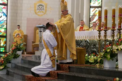 „Na swoje życie i swoje kapłaństwo trzeba popatrzeć w świetle Bożej miłości. Inaczej go nie pojmiemy ani my, ani ci, którzy będą na nas patrzeć” – mówił bp Jan Wątroba podczas Mszy św. z udzieleniem święceń prezbiteratu. 4 czerwca 2022 r. w kościele katedralnym jedenastu diakonów diecezji rzeszowskiej przyjęło sakrament kapłaństwa.
Do grona neoprezbiterów diecezji rzeszowskiej należą: ks. Sebastian Bełz z parafii w Nienadówce, ks. Krzysztof Lampart z parafii w Rudnej Wielkiej, ks. Mateusz Łachmanek z parafii w Lipinkach, ks. Karol Migut z parafii w Jasionce, ks. Marcin Murawski z parafii katedralnej w Rzeszowie, ks. Adrian Pazdan z parafii w Zagorzycach, ks. Tomasz Sienicki z parafii w Bieździedzy, ks. Dominik Świeboda z parafii w Palikówce, ks. Piotr Wąsacz z parafii bł. Władysława Findysza w Rzeszowie, ks. Mateusz Wojtuń z parafii w Święcanach oraz ks. Wiktor Zoła z parafii w Cieklinie.
Mszy św. przewodniczył i święceń udzielił bp Jan Wątroba. Eucharystię koncelebrowało około osiemdziesięciu księży, m.in: przełożeni Wyższego Seminarium Duchownego w Rzeszowie oraz proboszczowie i wikariusze z parafii rodzinnych neoprezbiterów. W Mszy św. uczestniczył abp Edward Nowak, bp Kazimierz Górny i bp Edward Białogłowski.
Zebranych w kościele katedralnym powitał ks. Krzysztof Gołąbek, proboszcz parafii.
W homilii bp Jan Wątroba nawiązał do słów z Ewangelii według św. Jana w których Chrystus tłumaczy co to znaczy być dobrym pasterzem. „Być kapłanem w Kościele Chrystusowym to znaczy mieć udział w Jego pasterskiej misji i stale upodabniać się do Dobrego Pasterza, który zna owce, karmi je, broni i jest gotów oddać życie dla ich dobra” – mówił hierarcha.
Po homilii odbył się obrzędy święceń: przyrzeczenie czci i posłuszeństwa Biskupowi Ordynariuszowi, Litania do Wszystkich Świętych podczas której kandydaci leżeli krzyżem, nałożenie rąk, modlitwa święceń oraz namaszczenie rąk krzyżmem i wręczenie chleba i wina. Podczas Liturgii Eucharystycznej nowo wyświęceni po raz pierwszy wyciągnęli dłonie nad chlebem i winem wypowiadając słowa konsekracji.
Na zakończenie Mszy św. ks. Tomasz Sienicki, podziękował w imieniu nowo wyświęconych wszystkim, którzy przyczynili się do przygotowania ich do kapłaństwa. Słowa wdzięczności, m.in. przełożonym Wyższego Seminarium Duchownego w Rzeszowie i rodzicom neoprezbiterów, wypowiedział bp Jan Wątroba. 
W drodze do zakrystii neoprezbiterzy zatrzymali się przy figurze Matki Bożej Fatimskiej zawierzając swoje kapłaństwo Matce Bożej.
W niedzielę, 5 czerwca, w Uroczystość Zesłania Ducha Świętego, neoprezbiterzy będą sprawować w swoich rodzinnych parafiach uroczyste Msze św. prymicyjne, a w najbliższych tygodniach otrzymają skierowania do parafii.

Fot. ks. Jakub Nagi oraz biala-wrona.pl
