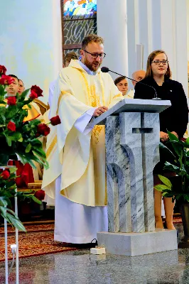 „Jesteśmy na świecie, aby stać pod krzyżem, głosić prawdę o krzyżu i bronić krzyża. W nim jest cała nasza nadzieja” – powiedział bp Jan Wątroba w dniu Uroczystości Jezusa Chrystusa Króla Wszechświata w rzeszowskiej katedrze. Podczas Mszy św. nowi członkowie Katolickiego Stowarzyszenia Młodzieży złożyli przyrzeczenie, a prezesi oddziałów parafialnych Akcji Katolickiej otrzymali nominacje.  Mszy św. przewodniczył bp Jan Wątroba. W koncelebrze uczestniczyli infułaci: ks. Stanisław Mac, ks. Wiesław Szurek i ponad 20 księży, wśród nich ks. Stanisław Potera, asystent diecezjalny Akcji Katolickiej (AK) i ks. Tomasz Ryczek, asystent diecezjalny Katolickiego Stowarzyszenia Młodzieży (KSM).  Po wyznaniu wiary 73 młode osoby złożyły przyrzeczenie Katolickiego Stowarzyszenia Młodzieży.  Po Komunii św. bp Jan Wątroba, razem z ks. Stanisławem Poterą, wręczył nominacje 19 nowym prezesom oddziałów parafialnych Akcji Katolickiej.  Na zakończenie Mszy św. bp Wątroba, na prośbę ks. Krzysztofa Gołąbka, proboszcza parafii katedralnej, wręczył dyplomy ceremoniarza Rafałowi Waszczakowi i Dawidowi Różańskiemu, długoletnim członkom Liturgicznej Służby Ołtarza w parafii katedralnej.  fot. Andrzej Kotowicz