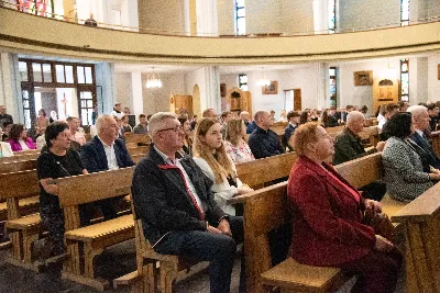 9 kwietnia w Katedrze 42 młodych osób z parafii katedralnej oraz 14 parafii Matki Bożej Częstochowskiej w Rzeszowie (Drabinianka) otrzymało sakrament bierzmowania, którego udzielił bp Jan Wątroba.
Przygotowania młodzieży trwały 2 lata, a odbywały się pod okiem ks. Krzysztofa, ks. Pawła, ks. Szczepana, s. Ewy oraz pani Agnieszki i obejmowały m.in. katechezy, spotkania formacyjne, a także przystąpienie do sakramentu pokuty. We wtorkowy wieczór kandydaci wraz ze swoimi świadkami, rodzicami, chrzestnymi czy też dziadkami zgromadzili się w Katedrze, by prosić o dary Ducha Świętego, umacniające w mężnym wyznawaniu wiary i postępowaniu według jej zasad.
Wszystkich zgromadzonych w świątyni przywitał ks. Krzysztof Gołąbek – proboszcz parafii katedralnej. Mszę Świętą koncelebrowali także ks. Tadeusz Pindara – proboszcz parafii Matki Bożej Częstochowskiej oraz kapłani posługujący w obydwu parafiach.
Następnie prośbę o udzielenie sakramentu bierzmowania zgromadzonym młodym oraz o modlitwę skierowali do Księdza Biskupa rodzice kandydatów.
W homilii bp Jan zachęcił młodych, aby w tym wyjątkowym dniu obrali Ducha Świętego za życiowego przewodnika towarzszącego im przy ważnych wyborach czy podchodzeniu do egzaminów – także tych życiowych. Wyjaśnił również znaczenie imienia Ducha Świętego – Paraklet – które tłumaczone z jęz. greckiego oznacza obrońcę, adwokata – nigdy prokuratora, nawet nie sędziego.
Będziecie moimi świadkami, gdy was umocni Duch Święty – mówi Pan Jezus. Niech nie będzie niedzieli i uroczystości bez udziału we Mszy Świętej – to jest moment dawania świadectwa. Właśnie przez zaangażowane, pełne uczestnictwo w najpiękniejszej modlitwie, jaką ma Kościół, czyli w Mszy Świętej, zdacie egzamin ze swojej dojrzałości chrześcijańskiej.
Na koniec celebrans odwołał się do obchodzonej poprzedniego dnia Uroczystości Zwiastowania Pańskiego i postawy Maryi wobec planu Bożego w Jej życiu oraz drogi, przez którą prowadził Ją Duch Święty. Podkreślił, że właśnie Maryja uczy, jak być uczennicą Ducha Świętego.
Po homilii miało miejsce odnowienie przyrzeczeń chrzcielnych. Następnie odbyła się najważniejsza część uroczystości – modlitwa Księdza Biskupa oraz namaszczenie krzyżmem każdego kandydata.
Sakrament bierzmowania jest koniecznym dopełnieniem sakramentu chrztu i wiąże się również z obraniem konkretnego patrona, którego życie i przymioty są wzorem dla młodego człowieka otrzymującego Ducha Świętego. Kandydat do bierzmowania ma więc okazję wybrać sobie świętego czy błogosławionego, którego droga do świętości najbardziej go zachwyciła. Może być to patron, którego imię nosi już od chrztu; może też wybrać sobie drugiego patrona. 
W związku z tym podczas namaszczenia krzyżmem biskup zwraca się do bierzmowanego nowo wybranym imieniem.
Po liturgii sakramentu bierzmowania miała miejsce modlitwa powszechna i liturgia eucharystyczna. Na koniec młodzi złożyli podziękowania Księdzu Biskupowi, Księżom Proboszczom oraz wszystkim, którzy poprzez swój wkład, posługę i zaangażowanie przyczynili się do przygotowania oraz przeżycia tej wyjątkowej uroczystości. Pamiątką było wspólne zdjęcie po zakończonej Mszy Świętej.
Posługę muzyczną w czasie uroczystości pełniła Katedralna Schola Liturgiczna pod dyrekcją ks. Juliana Wybrańca.

fot. Leszek Drzał
