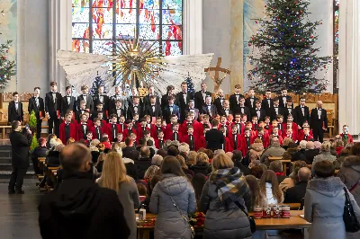 W niedzielę Chrztu Pańskiego w Katedrze Rzeszowskiej wybrzmiały najpiękniejsze polskie kolędy i pastorałki wykonane przez Katedralny Chór Chłopięco-Męski Pueri Cantores Resovienses pod dyrekcją Marcina Florczaka. Chór miał okazję wystąpić kilkukrotnie w Katedrze w czasie liturgicznego okresu Bożego Narodzenia uświetniając swym śpiewem obchodzone uroczystości. Miało to miejsce podczas mszy świętych w niedzielę Świętej Rodziny, w święto św. Jana Apostoła z okazji imienin księdza biskupa Jana Wątroby oraz w uroczystość Objawienia Pańskiego z okazji kolejnej rocznicy przyjęcia sakry biskupiej przez księży biskupów Kazimierza Górnego i Edwarda Białogłowskiego. W ubiegłą niedzielę (9.01) po Mszy Świętej o godz. 12:00 można było znów usłyszeć wiele pięknych, znanych polskich kolęd w wykonaniu chóru, m. in. Bóg się rodzi, Tryumfy Króla Niebieskiego, Przybieżeli do Betlejem czy Cicha noc. Wybrzmiały także mniej znane, ale równie piękne pastorałki: Cicho, cicho pastuszkowie w wykonaniu solisty Eryka Chudzika czy Kołysanka Józefa w wykonaniu solisty Tomasza Nowaka. Solową partią popisał się także Jan Żmuda  w kolędzie Jezus malusieńki. Solistom akompaniował na pianinie chórzysta Maksymilian Rogóż. Chór wykonał także po dwa utwory na głosy męskie (W żłobie leży i Mizerna cicha) oraz na głosy dziecięce (Gore gwiazda i My też pastuszkowie).  Kolędowanie wpisuje się zarówno w kanon liturgii Kościoła katolickiego, jak i w naszą narodową tradycję. Dlatego wszyscy chętnie słuchają tych utworów, jednocześnie włączając się we wspólny śpiew. Także tym razem na zakończenie spotkania Panu Dyrygentowi udało się porwać zgromadzonych wiernych do wspólnego wykonania kolędy Wśród nocnej ciszy. Działalność Katedralnego Chóru Chłopięco-Męskiego Pueri Cantores Resovienses można wesprzeć przekazując 1% podatku na OPP Katolickie Towarzystwo Śpiewacze KRS 0000050601 lub wpłacając darowiznę na cele statutowe na konto bankowe podane na stronie resovienses.org. Beata Świerad fot. Joanna Prasoł