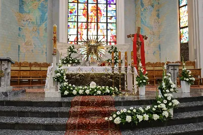 Maj to dla wielu najpiękniejszy miesiąc w roku. W liturgii Kościoła szczególnie wtedy czcimy Maryję oraz radujemy się ze Zmartwychwstania Pańskiego. W niedzielę 8 maja w naszej Katedrze dzieci z klas III doświadczyły równie wielkiej radości po raz pierwszy w pełni uczestnicząc we Mszy Świętej. To niezwykłe spotkanie z Chrystusem w Komunii Świętej zostało poprzedzone przygotowaniem poprzez katechezy w szkole i spotkania w parafii, a także spowiedzią. Poprzez niedzielne Eucharystie o godz. 12.00 i 13.30 celebrowane przez ks. Krzysztofa Gołąbka, proboszcza naszej Katedry, 88 dzieci rozpoczęło wielką przygodę z Jezusem ukrytym w Najświętszym Sakramencie. Towarzyszyli im rodzice, którzy wraz ze swoimi dziećmi przygotowywali się do tego wydarzenia, a także najbliższa rodzina. Posługę w liturgii Mszy Świętej pełniły dzieci pierwszokomunijne oraz ich rodzice.
Wielka radość serc dzieci komunijnych promieniowała na wszystkich uczestników Mszy Świętej i przypominała zebranym na liturgii, że spotkanie z Jezusem Eucharystycznym to przywilej i wielkie szczęście. Czas tej wielkiej radości został przedłużony przez „Biały Tydzień”, w którym dzieci uczestniczyły w wieczornej Eucharystii, przyjmując Jezusa do swoich serc. 

Wszystkim dzieciom, które w tym roku przeżywały swoją Pierwszą Komunię Świętą, życzymy, aby nie gasł w nich zapał do poznawania Jezusa i Jego nauki, a radość, jaka towarzyszyła tym dniom, była nieodłączną towarzyszką ich spotkań z Jezusem w Eucharystii. A s. Julicie i ks. Julianowi dziękujemy za serce włożone w przygotowanie dzieci do tego wielkiego wydarzenia.

fot. Paweł Styka