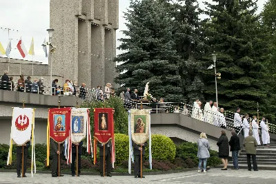 W poniedziałek 13 lipca przeżywaliśmy uroczyste Nabożeństwo Fatimskie. Naszym modlitwom przewodniczył o. Sebastian Chmiel, misjonarz kombonianin. O godz. 18.40 zostały przedstawione prośby i podziękowania do Matki Bożej Fatimskiej, w intencji których sprawowana była także Msza Święta. Po Mszy Świętej wyruszyła procesja z figurą Matki Bożej. Nabożeństwo zakończył Apel Jasnogórski. fot. Joanna Prasoł