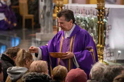 W środę popielcową (22.02.) biskup Jan Wątroba odprawił w katedrze rzeszowskiej Mszę Świętą na rozpoczęcie Wielkiego Postu. Homilię wygłosił ks. Sławomir Jeziorski, który prowadzi rekolekcje wielkopostne w parafii katedralnej. Podczas Eucharystii odbył się obrzęd posypania głów popiołem. Śpiew podczas liturgii prowadziła Katedralna Schola Liturgiczna. Liturgia była transmitowana przez Radio VIA.
fot. Joanna Prasoł