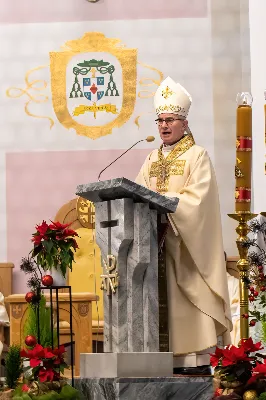 W uroczystość Objawienia Pańskiego, 6 stycznia 2024 r., w katedrze rzeszowskiej odprawiono Mszę św., której przewodniczył bp Jan Wątroba. W liturgii wzięli udział również abp Edward Nowak, bp Edward Białogłowski, bp Kazimierz Górny oraz kilkudziesięciu kapłanów koncelebrujących Eucharystię. W tym dniu bp Kazimierz Górny obchodził 39. rocznicę święceń biskupich, których udzielił św. Jan Paweł II w Watykanie, 6 stycznia 1985 r. Zaś bp Edward Białogłowski przeżywał 36. rocznicę sakry biskupiej, której udzielił abp Ignacy Tokarczuk w Przemyślu, 6 stycznia 1988 r.
fot. Joanna Prasoł