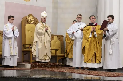 16 kwietnia 2022 r. bp Jan Wątroba przewodniczył liturgii Wigilii Paschalnej w naszej Katedrze. Podczas Mszy Świętej trzy osoby: Justyna, Anna i Nikola przyjęły sakrament chrztu, bierzmowania i Eucharystii.
fot. Joanna Prasoł