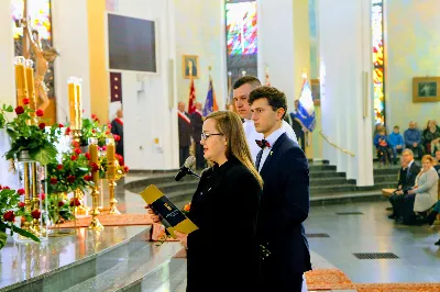 „Jesteśmy na świecie, aby stać pod krzyżem, głosić prawdę o krzyżu i bronić krzyża. W nim jest cała nasza nadzieja” – powiedział bp Jan Wątroba w dniu Uroczystości Jezusa Chrystusa Króla Wszechświata w rzeszowskiej katedrze. Podczas Mszy św. nowi członkowie Katolickiego Stowarzyszenia Młodzieży złożyli przyrzeczenie, a prezesi oddziałów parafialnych Akcji Katolickiej otrzymali nominacje.  Mszy św. przewodniczył bp Jan Wątroba. W koncelebrze uczestniczyli infułaci: ks. Stanisław Mac, ks. Wiesław Szurek i ponad 20 księży, wśród nich ks. Stanisław Potera, asystent diecezjalny Akcji Katolickiej (AK) i ks. Tomasz Ryczek, asystent diecezjalny Katolickiego Stowarzyszenia Młodzieży (KSM).  Po wyznaniu wiary 73 młode osoby złożyły przyrzeczenie Katolickiego Stowarzyszenia Młodzieży.  Po Komunii św. bp Jan Wątroba, razem z ks. Stanisławem Poterą, wręczył nominacje 19 nowym prezesom oddziałów parafialnych Akcji Katolickiej.  Na zakończenie Mszy św. bp Wątroba, na prośbę ks. Krzysztofa Gołąbka, proboszcza parafii katedralnej, wręczył dyplomy ceremoniarza Rafałowi Waszczakowi i Dawidowi Różańskiemu, długoletnim członkom Liturgicznej Służby Ołtarza w parafii katedralnej.  fot. Andrzej Kotowicz