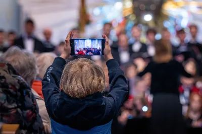 W niedzielę, 21 kwietnia 2024 roku, w Katedrze Rzeszowskiej odbył się Koncert Wielkanocny, którego organizatorem był Katedralny Chór Chłopięco-Męski „Pueri Cantores Resovienses” oraz parafia katedralna pw. Najświętszego Serca Pana Jezusa w Rzeszowie. 
Radosnym Alleluja podzielili się z licznie zgromadzoną publicznością wykonawcy: Krośnieński Zespół Kameralny, Chór Mieszany Ogólnokształcącej Szkoły Muzycznej II stopnia w Krośnie, Orkiestra Festiwalowa składająca się z uczniów i nauczycieli ZSM w Krośnie i PSM II st. w Jaśle oraz gospodarze koncertu – Katedralny Chór Chłopięco-Męski „Pueri Cantores Resovienses” pod dyrekcją Aleksandry Fiołek-Matuszewskiej. Pomysłodawcą i inicjatorem koncertu był Mateusz Gałuszka, organista, dyrygent, dyrektor jasielskiego festiwalu Musica Classica.
Na wstępie zaprezentowano 2 utwory w wykonaniu Chóru Mieszanego Ogólnokształcącej Szkoły Muzycznej II stopnia w Krośnie pod dyrekcją Renaty Zajdel: „Regina caeli” Jacques-Louisa Battmanna, w którym partię solową wykonała Jadwiga Kot-Ochał, zaś na organach akompaniował Mateusz Gałuszka oraz zabrzmiał „Magnificat” autorstwa Andrzeja Koszewskiego, skomponowany w 2004 roku.
Następnie publiczność mogła usłyszeć 3 utwory: kompozycję S.S. Szarzyńskiego „Jesu, spes mea” („Jezu – moja nadziejo”) na sopran, dwoje skrzypiec i organy, Koncert d-moll J.S. Bacha na obój i skrzypce oraz Koncert d-moll A. Vivaldiego.
Po muzyce instrumentalnej przyszedł czas na dzieła wokalno-instrumentalne. W tej części zabrzmiał motet „Ave Verum” W. A. Mozarta w wykonaniu Katedralnego Chóru Chłopięco-Męskiego „Pueri Cantores Resovienses” pod dyrekcją Aleksandry Fiołek-Matuszewskiej. Na organach akompaniował chórzysta Maksymilian Rogóż.
Historia Katedralnego Chóru Chłopięco-Męskiego „Pueri Cantores Resovienses” jest długa i bogata. Chór powstał w 1985 roku w Rzeszowie, a w przyszłym roku będzie obchodził jubileusz 40-lecia działalności. Obecnie dyrygentem Katedralnego Chóru Chłopięco-Męskiego jest Aleksandra Fiołek-Matuszewska, absolwentka Uniwersytetu Muzycznego im. Fryderyka Chopina w Warszawie.
Zwieńczeniem niedzielnego Koncertu Wielkanocnego było wykonanie wybranych części Oratorium „Mesjasz” G. F. Händla. Podniośle wybrzmiało 6 fragmentów tego dzieła. Orkiestra wykonała Sinfony (wstęp instrumentalny), następnie połączone chóry z orkiestrą zaprezentowały słuchaczom części: „Surely, He hath borne our griefs“ „And with His stripes we are healed”, „All we like sheep have gone astray”. Solową arię „How beautiful are the feet of them” z orkiestrą wykonała Jadwiga Kot-Ochał. Na koniec z wielką mocą wybrzmiała najsłynniejsza część tego oratorium: „Hallelujah” w wykonaniu połączonych chórów z orkiestrą, którymi zadyrygowała Aleksandra Fiołek-Matuszewska. Koncert poprowadził Ryszard Bieniek – prezes Katedralnego Chóru. 
Można śmiało powiedzieć, że była to muzyczna uczta dla ducha, o czym świadczyły gromkie brawa i owacje na stojąco. Z niecierpliwością czekamy na kolejne koncerty Katedralnego Chóru Chłopięco-Męskiego „Pueri Cantores Resovienses”.
fot. Joanna Prasoł