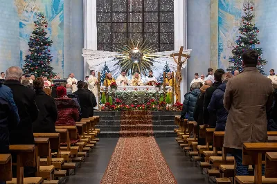 W uroczystość Objawienia Pańskiego, 6 stycznia 2024 r., w katedrze rzeszowskiej odprawiono Mszę św., której przewodniczył bp Jan Wątroba. W liturgii wzięli udział również abp Edward Nowak, bp Edward Białogłowski, bp Kazimierz Górny oraz kilkudziesięciu kapłanów koncelebrujących Eucharystię. W tym dniu bp Kazimierz Górny obchodził 39. rocznicę święceń biskupich, których udzielił św. Jan Paweł II w Watykanie, 6 stycznia 1985 r. Zaś bp Edward Białogłowski przeżywał 36. rocznicę sakry biskupiej, której udzielił abp Ignacy Tokarczuk w Przemyślu, 6 stycznia 1988 r.
fot. Joanna Prasoł
