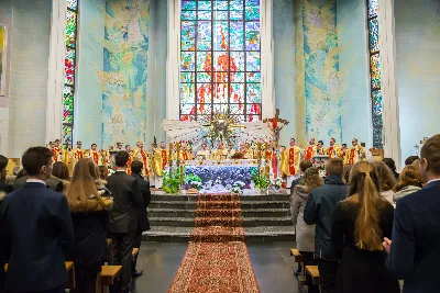 Uroczystość Chrystusa Króla to także święto Akcji Katolickiej i KSM-u. Centralnej uroczystości w Katedrze przewodniczył biskup diecezjalny Jan Wątroba. Eucharystię koncelebrowało 25 księży, wśród nich ks. Stanisław Potera – asystent diecezjalny AK i ks. Tomasz Ryczek – asystent diecezjalny KSM. Po wyznaniu wiary 88 młodych osób złożyło przyrzeczenie Katolickiego Stowarzyszenia Młodzieży. Obrzęd przyrzeczenia prowadził Paweł Grodzki – prezes KSM Diecezji Rzeszowskiej. Ceremonia zakończyła się odśpiewaniem hymnu KSM i zawołaniem: „Przez cnotę, naukę i pracę, służyć Bogu i Ojczyźnie, Gotów!”

Po Komunii św. bp Jan Wątroba, razem z ks. Stanisławem Poterą, wręczył nominacje 20 nowym prezesom oddziałów parafialnych Akcji Katolickiej. Krótkie przemówienia wypowiedzieli kolejno: Jeremi Kalkowski – prezes Zarządu Diecezjalnego Instytutu AK i Paweł Grodzki.

Po Komunii św. wszyscy zebrani uklękli przed Najświętszym Sakramentem. Biskup Ordynariusz odczytał Jubileuszowy Akt Przyjęcia Jezusa Chrystusa za Króla i Pana.

Po Mszy św. bp Jan Wątroba wręczył odznaki i legitymacje nowym członkom KSM.

fot. Fotografiarzeszow