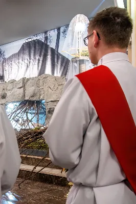 Liturgia Męki Pańskiej rozpoczęła się od procesji wejścia w zupełnej ciszy i gestu prostracji – pokornego padnięcia twarzą do ziemi głównego celebransa – Biskupa Rzeszowskiego Jana Wątroby. Drugim etapem nabożeństwa była Liturgia Słowa. Jej centrum stanowiła Męka Pańska w relacji wg św. Jana – odśpiewana przez ks. Juliana Wybrańca, kl. Dawida Piroga oraz kl. Karola Baraniewicza, z partiami tłumu wykonanymi przez Katedralny Chór Chłopięco-Męski Pueri Cantores Resovienses (tenory i basy), pod dyrekcją ks. dra Andrzeja Widaka we współpracy z Angelą Pacutą i Edytą Kotulą, dyrygentkami chóru.

W homilii bp Jan Wątroba zapraszał do odczytania na nowo sensu krzyża Jezusa i Jego Orędzia.

Trzecią częścią liturgii była adoracja krzyża. W pierwszej kolejności krzyż adorowali poprzez ucałowanie: Ksiądz Biskup, księża z Wyższego Seminarium Duchownego w Rzeszowie, księża katedralni oraz siostry zakonne. Następnie hołd krzyżowi oddali wszyscy wierni, wpatrując się w krzyż trzymany przez ks. Krzysztofa Gołąbka, proboszcza katedry.

Ostatnią częścią liturgii był obrzęd Komunii św. zakończony przeniesieniem Pana Jezusa w monstrancji do tzw. Bożego grobu. W tym roku dekoracja grobu nawiązuje do przeżywanego roku duszpasterskiego pt. „Wierzę w Kościół Chrystusowy”. Projekt autorstwa ks. Pawła Wójcika, wikariusza katedralnego, zachęca do pogłębienia relacji z Jezusem i jak wzywa napis umieszczony na grobie do „zakorzenienia w Kościele Chrystusa”.
fot. Joanna Prasoł 