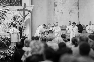 W środę 13 września przeżywaliśmy kolejne w tym roku Nabożeństwo Fatimskie. O godz. 18.40 zostały przedstawione prośby i podziękowania do Matki Bożej Fatimskiej, w intencji których sprawowana była także Msza Święta. Eucharystii przewodniczył i homilię wygłosił ks. Marek Kotwa – wikariusz parafii pw. Św. Michała Archanioła w Rzeszowie. Po Mszy Świętej wyruszyła procesja z figurą Matki Bożej, podczas której modlitwę różańcową prowadzili przedstawiciele parafii pw. Św. Jadwigi Królowej wraz ze swoimi duszpasterzami: ks. Tomaszem Gałuszką oraz ks. Łukaszem Mariuszycem, zaś figurę Matki Bożej nieśli przedstawiciele Bractwa św. Michała Archanioła, Rycerzy Kolumba oraz Związku Strzeleckiego "Strzelec". Modlitwę ubogaciła obecność Orkiestry Dętej pod dyrekcją Tadeusza Cielaka. Nabożeństwo zakończył Apel Jasnogórski. fot. Jola Warchoł