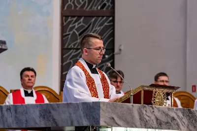 Liturgia Męki Pańskiej rozpoczęła się od procesji wejścia w zupełnej ciszy i gestu prostracji – pokornego padnięcia twarzą do ziemi głównego celebransa – Biskupa Rzeszowskiego Jana Wątroby. Drugim etapem nabożeństwa była Liturgia Słowa. Jej centrum stanowiła Męka Pańska w relacji wg św. Jana – odśpiewana przez ks. Juliana Wybrańca, kl. Dawida Piroga oraz kl. Karola Baraniewicza, z partiami tłumu wykonanymi przez Katedralny Chór Chłopięco-Męski Pueri Cantores Resovienses (tenory i basy), pod dyrekcją ks. dra Andrzeja Widaka we współpracy z Angelą Pacutą i Edytą Kotulą, dyrygentkami chóru.

W homilii bp Jan Wątroba zapraszał do odczytania na nowo sensu krzyża Jezusa i Jego Orędzia.

Trzecią częścią liturgii była adoracja krzyża. W pierwszej kolejności krzyż adorowali poprzez ucałowanie: Ksiądz Biskup, księża z Wyższego Seminarium Duchownego w Rzeszowie, księża katedralni oraz siostry zakonne. Następnie hołd krzyżowi oddali wszyscy wierni, wpatrując się w krzyż trzymany przez ks. Krzysztofa Gołąbka, proboszcza katedry.

Ostatnią częścią liturgii był obrzęd Komunii św. zakończony przeniesieniem Pana Jezusa w monstrancji do tzw. Bożego grobu. W tym roku dekoracja grobu nawiązuje do przeżywanego roku duszpasterskiego pt. „Wierzę w Kościół Chrystusowy”. Projekt autorstwa ks. Pawła Wójcika, wikariusza katedralnego, zachęca do pogłębienia relacji z Jezusem i jak wzywa napis umieszczony na grobie do „zakorzenienia w Kościele Chrystusa”.
fot. Joanna Prasoł 