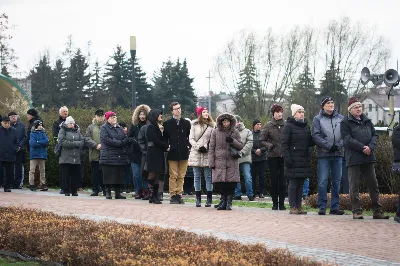 W Wielki Piątek (7 kwietnia) w Parku Papieskim odbyła się Droga Krzyżowa wprowadzająca w przeżywanie Liturgii Męki Pańskiej. Prowadzona była przez wspólnotę Wyższego Seminarium Duchownego w Rzeszowie pod przewodnictwem Biskupa Rzeszowskiego Jana Wątroby. W rozważaniach kolejnych stacji, ks. dr Mateusz Rachwalski, prefekt seminarium, zachęcał do życia zgodnie z nauką wypływającą z krzyża Chrystusowego.
fot. Małgorzata Ryndak