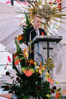 W sobotnie południe 67 naszych młodych parafian przyjęło sakrament bierzmowania. Po dwóch latach przygotowań wyrazili przed bpem Janem Wątrobą swoje pragnienie świadczenia o wierze i życia według jej zasad. Jako motto ich wzrostu w dojrzałości chrześcijańskiej Ksiądz Biskup zaproponował słowa św. Piotra: "Trzeba słuchać bardziej Boga niż ludzi".
Fot. Piotr Reszko i Katarzyna Franiszyn-Luciano