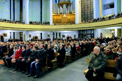 Pasterce w naszej Katedrze przewodniczył Ks. Bp Edward Białogłowski. Czuwanie przed Pasterką prowadziła młodzież z Oazy.
fot. Andrzej Kotowicz