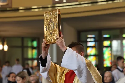„Eucharystia powinna nas prowadzić do odkrycia kapłańskiej misji Ludu Bożego, kapłańskiej misji każdego z nas” – powiedział Biskup Rzeszowski podczas Mszy Wieczerzy Pańskiej, której przewodniczył w katedrze rzeszowskiej w Wielki Czwartek, 2 kwietnia 2026 r.
Podczas uroczystej liturgii Wielkiego Czwartku w katedrze rzeszowskiej, której przewodniczył bp Jan Wątroba, wierni zostali zaproszeni do refleksji nad tajemnicą Eucharystii, kapłaństwa oraz powołania całego Ludu Bożego do udziału w misji Chrystusa. Na zakończenie homilii biskup zachęcił do szczególnej modlitwy za kapłanów, zwłaszcza tych przeżywających trudności i kryzysy. „Panie Jezu, dobry pasterzu i towarzyszu wędrówki, dziś powierzamy Ci wszystkich kapłanów, ale zwłaszcza tych, którzy przechodzą chwilę kryzysu” – powiedział Biskup Rzeszowski. Wezwał także wspólnotę wiernych do troski o kapłanów poprzez modlitwę, życzliwość i wsparcie.
Wielkoczwartkowa liturgia w katedrze rzeszowskiej stała się nie tylko dziękczynieniem za dar Eucharystii i kapłaństwa, ale także wezwaniem do odnowienia świadomości odpowiedzialności każdego wiernego za życie Kościoła i świadectwo wiary w świecie. fot. ks. Jakub Oczkowicz
