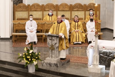 3 kwietnia 2021 r. bp Jan Wątroba przewodniczył liturgii Wigilii Paschalnej w naszej Katedrze. Podczas Mszy Świętej cztery osoby: Patrycja Dominika, Bartłomiej, Dawid Mateusz i Olech przyjęli sakrament chrztu, bierzmowania i Eucharystii.  Neofici przygotowywali się do przyjęcia sakramentów wtajemniczenia chrześcijańskiego w Diecezjalnym Centrum Katechumenatu Dorosłych, które mieści się przy parafii Miłosierdzia Bożego w Rzeszowie (ul. Kardynała K. Wojtyły 114) . Przygotowanie rozpoczyna się we wrześniu i trwa do uroczystości Zesłania Ducha Świętego. Centralnym wydarzeniem formacji jest Wigilia Paschalna, podczas której katechumeni przyjmują sakrament chrztu, bierzmowania i Eucharystii.  fot. Joanna Prasoł 