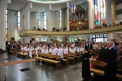 Maj to dla wielu najpiękniejszy miesiąc w roku. W liturgii Kościoła szczególnie wtedy czcimy Maryję oraz radujemy się ze Zmartwychwstania Pańskiego. W niedzielę 8 maja w naszej Katedrze dzieci z klas III doświadczyły równie wielkiej radości po raz pierwszy w pełni uczestnicząc we Mszy Świętej. To niezwykłe spotkanie z Chrystusem w Komunii Świętej zostało poprzedzone przygotowaniem poprzez katechezy w szkole i spotkania w parafii, a także spowiedzią. Poprzez niedzielne Eucharystie o godz. 12.00 i 13.30 celebrowane przez ks. Krzysztofa Gołąbka, proboszcza naszej Katedry, 88 dzieci rozpoczęło wielką przygodę z Jezusem ukrytym w Najświętszym Sakramencie. Towarzyszyli im rodzice, którzy wraz ze swoimi dziećmi przygotowywali się do tego wydarzenia, a także najbliższa rodzina. Posługę w liturgii Mszy Świętej pełniły dzieci pierwszokomunijne oraz ich rodzice.
Wielka radość serc dzieci komunijnych promieniowała na wszystkich uczestników Mszy Świętej i przypominała zebranym na liturgii, że spotkanie z Jezusem Eucharystycznym to przywilej i wielkie szczęście. Czas tej wielkiej radości został przedłużony przez „Biały Tydzień”, w którym dzieci uczestniczyły w wieczornej Eucharystii, przyjmując Jezusa do swoich serc. 

Wszystkim dzieciom, które w tym roku przeżywały swoją Pierwszą Komunię Świętą, życzymy, aby nie gasł w nich zapał do poznawania Jezusa i Jego nauki, a radość, jaka towarzyszyła tym dniom, była nieodłączną towarzyszką ich spotkań z Jezusem w Eucharystii. A s. Julicie i ks. Julianowi dziękujemy za serce włożone w przygotowanie dzieci do tego wielkiego wydarzenia.

fot. Paweł Styka