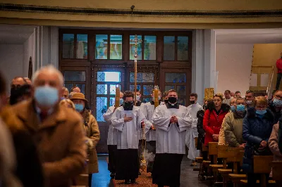 6 stycznia 2022 r., w Uroczystość Objawienia Pańskiego, o godz. 12.00 w katedrze rzeszowskiej została odprawiona Msza św. w intencji bp. Kazimierza Górnego i bp. Edwarda Białogłowskiego, którzy przeżywali kolejno 37. i 34. rocznicę konsekracji biskupich. Mszy św. przewodniczył bp Jan Wątroba. Eucharystię koncelebrował abp Edward Nowak, bp Kazimierz Górny, bp Edward Białogłowski i 30 księży. Podczas Mszy św. śpiewał Katedralny Chór Chłopięco-Męski Pueri Cantores Resovienses. Biskup Kazimierz Górny urodził się 24 grudnia 1937 r. w Lubniu. W 1960 r. przyjął święcenia kapłańskie. 6 stycznia 1985 r. w Bazylice św. Piotra w Rzymie przyjął święcenia biskupie z rąk Jana Pawła II. Jako zawołanie przyjął słowa „Omnia Tibi”. Do 1992 r. pełnił funkcję wikariusza generalnego archidiecezji krakowskiej. Od 1992 do 2013 r. był ordynariuszem diecezji rzeszowskiej. Biskup Edward Białogłowski urodził się 8 stycznia 1947 r. w Rzeplinie. W 1972 r. przyjął święcenia kapłańskie. 6 stycznia 1988 r. w katedrze przemyskiej przyjął święcenia biskupie z rąk bp. Ignacego Tokarczuka. Jako zawołanie przyjął słowa „In virtuti Spiritus Sancti”. Od 1992 r. pełni zadania biskupa pomocniczego diecezji rzeszowskiej. fot. Paulina Lęcznar