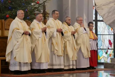 2 lutego 2019 r., w Święto Ofiarowania Pańskiego, w naszej Katedrze spotkały się osoby konsekrowane z diecezji rzeszowskiej. Po godzinnej adoracji Najświętszego Sakramentu uczestniczyli w Mszy św., której przewodniczył bp Jan Wątroba. Eucharystię koncelebrowali: ks. Stanisław Mac, emerytowany proboszcz parafii katedralnej, ks. Stanisław Kamiński, wikariusz biskupim ds. zakonnych oraz w większości duchowni zakonni. Na terenie diecezji rzeszowskiej mieszka, modli się i pracuje blisko 500 osób konsekrowanych. W 64 domach zakonnych żeńskich pracuje 329 sióstr zrzeszonych w 20 instytutach zakonnych, a w 11 domach zakonnych męskich – 130 zakonników zrzeszonych w 9 instytutach. Ponadto działają instytuty świeckie oraz wdowy i dziewice konsekrowane. fot. ks. Tomasz Nowak