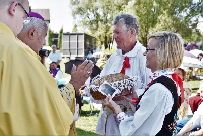 30 sierpnia 2020 r. do Parku Papieskiego w Rzeszowie na diecezjalne dożynki przyjechało 49 delegacji z dożynkowymi wieńcami.  Już o godz. 11.00 plac przed znajdującą się w Parku Papieskim sceną wypełniły delegacje z parafii diecezji rzeszowskiej. W sumie zarejestrowano 49 delegacje. Tegoroczną obsługę dożynek, w tym przygotowanie liturgii, zapewnili wierni i duszpasterze z dekanatu Sokołów Małopolski. O godz. 11.30 prof. Kazimierz Ożóg, mieszkaniec Górna, zaprezentował kilka myśli na temat chleba i godności pracy rolnika. Na scenie wystąpił zespół „Młody Duch i Przyjaciele” kierowany przez Dariusza Kosaka. Przed rozpoczęciem Mszy św. ks. Jerzy Uchman, diecezjalny duszpasterz rolników, przywitał przybyłych do Rzeszowa rolników, ogrodników, sadowników i pszczelarzy, wśród nich starostów dożynek Jerzego i Zofię Bednarzów z Kamienia, a także obecnych na Mszy św. parlamentarzystów, władze państwowe i samorządowe, służby mundurowe oraz poczty sztandarowe. Mszy św. przewodniczył bp Edward Białogłowski. W koncelebrze uczestniczył bp Kazimierz Górny oraz czternastu księży. W długiej procesji z darami do ołtarza podeszły delegacje wszystkich obecnych parafii przynosząc chleby i owoce. Dary te zostały przekazane Rzeszowskiemu Towarzystwu Pomocy im. św. Brata Alberta. Na zakończenie liturgii bp Białogłowski pobłogosławił przyniesione płody ziemi oraz ziarno na zasiew. Po błogosławieństwie poszczególne delegacje, przedstawiane przez ks. Jana Szczupaka, wikariusza biskupiego ds. społecznych, prezentowały swoje wieńce.  fot. ks. Tomasz Nowak