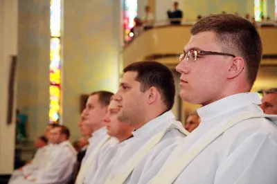 Z pomocą Pana Boga i naszego Zbawiciela, Jezusa Chrystusa, wybieramy tych naszych braci do stanu prezbiteratu”. Tymi słowami, zawartymi w obrzędach święceń, 26 maja br. bp Kazimierz Górny przyjął do grona kapłanów siedemnastu diakonów z Wyższego Seminarium Duchownego w Rzeszowie.
Uroczystą Mszę św. z udzieleniem sakramentu święceń koncelebrowało 110 kapłanów. W homilii Ksiądz Biskup spośród wielu cech, którymi powinien odznaczać się kapłan, wyróżnił wierność Chrystusowi. Odniósł się do obecnych realiów, w których przyjdzie posługiwać neoprezbiterom, a wobec nowych wymagań współczesności, Ksiądz Biskup postawił im za wzór postacie św. Józefa Sebastiana Pelczara oraz błogosławionych kapłanów pochodzących z terenu naszej diecezji: Jana Balickiego, Władysława Findysza, Romana Sitko i Józefa Kowalskiego.
Obrzędy święceń rozpoczęły się po homilii. Najpierw diakoni złożyli przyrzeczenie czci i posłuszeństwa wobec biskupa i jego następców. Następnie wszyscy zgromadzeni, śpiewając Litanię do Wszystkich Świętych, prosili o wylanie Ducha Świętego na kandydatów do prezbiteratu, którzy w tym momencie modlili się leżąc krzyżem. Kluczowym momentem liturgii święceń było nałożenie rąk na głowy diakonów przez Księdza Biskupa i prezbiterów oraz odmówienie modlitwy konsekracyjnej. Od tej chwili diecezja rzeszowska wzbogaciła się o nowych siedemnastu kapłanów, którzy po raz pierwszy celebrowali Eucharystię ze swoim biskupem. Po jej zakończeniu, powierzyli całe swoje kapłańskie życie opiece Maryi - Matce kapłanów.
Dzień święceń kapłańskich jest uroczystością dla całej diecezji. Bowiem tych siedemnastu nowych księży, którzy poświęcili całe swoje życie na ofiarną służbę Bogu, Kościołowi i Ojczyźnie, stanowi wyjątkowo radosny prezent nie tylko dla ich Matek, które obchodziły tego dnia swoje święto, ale są oni darem dla całego Kościoła i diecezji rzeszowskiej, w której będą posługiwać. Neoprezbiterzy pod koniec czerwca otrzymają skierowanie na zastępstwa w parafiach diecezji, a od końca sierpnia rozpoczną pracę jako wikariusze na swoich pierwszych placówkach.

Święcenia przyjęli:

ks. Grzegorz Białoń z Małastowa
ks. Wojciech Chrostowski z Gorlic (Fara)
ks. Mirosław Dziadosz z Jasła (Chrystus Król)
ks. Paweł Gąsior z Rożnowic
ks. Mirosław Głowacki z Chmielowa (diec. sandomierska)
ks. Damian Jacek z Czudca
ks. Mirosław Kardaś ze Strzyżowa (św. J. S. Pelczara)
ks. Tomasz Kołodziej z Trzebosi
ks. Filip Mikuła z Rzeszowa (Katedra)
ks. Mateusz Mycek z Sędziszowa Małopolskiego (Fara)
ks. Marcin Pokrywka z Przeworska (Ojcowie Bernardyni, diec. przemyska)
ks. Nikodem Rybczyk z Gorlic (Fara)
ks. Tomasz Ryczek z Turzy (diec. tarnowska)
ks. Paweł Sikora z Rzeszowa (Zwięczyca - św. Józefa)
ks. Krzysztof Wilczkiewicz z Gorlic (Glinik)
ks. Tomasz Wójcik z Niewodnej
ks. Julian Wybraniec z Rzeszowa (św. Rocha)