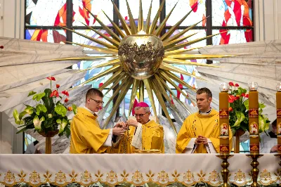 „Na swoje życie i swoje kapłaństwo trzeba popatrzeć w świetle Bożej miłości. Inaczej go nie pojmiemy ani my, ani ci, którzy będą na nas patrzeć” – mówił bp Jan Wątroba podczas Mszy św. z udzieleniem święceń prezbiteratu. 4 czerwca 2022 r. w kościele katedralnym jedenastu diakonów diecezji rzeszowskiej przyjęło sakrament kapłaństwa.
Do grona neoprezbiterów diecezji rzeszowskiej należą: ks. Sebastian Bełz z parafii w Nienadówce, ks. Krzysztof Lampart z parafii w Rudnej Wielkiej, ks. Mateusz Łachmanek z parafii w Lipinkach, ks. Karol Migut z parafii w Jasionce, ks. Marcin Murawski z parafii katedralnej w Rzeszowie, ks. Adrian Pazdan z parafii w Zagorzycach, ks. Tomasz Sienicki z parafii w Bieździedzy, ks. Dominik Świeboda z parafii w Palikówce, ks. Piotr Wąsacz z parafii bł. Władysława Findysza w Rzeszowie, ks. Mateusz Wojtuń z parafii w Święcanach oraz ks. Wiktor Zoła z parafii w Cieklinie.
Mszy św. przewodniczył i święceń udzielił bp Jan Wątroba. Eucharystię koncelebrowało około osiemdziesięciu księży, m.in: przełożeni Wyższego Seminarium Duchownego w Rzeszowie oraz proboszczowie i wikariusze z parafii rodzinnych neoprezbiterów. W Mszy św. uczestniczył abp Edward Nowak, bp Kazimierz Górny i bp Edward Białogłowski.
Zebranych w kościele katedralnym powitał ks. Krzysztof Gołąbek, proboszcz parafii.
W homilii bp Jan Wątroba nawiązał do słów z Ewangelii według św. Jana w których Chrystus tłumaczy co to znaczy być dobrym pasterzem. „Być kapłanem w Kościele Chrystusowym to znaczy mieć udział w Jego pasterskiej misji i stale upodabniać się do Dobrego Pasterza, który zna owce, karmi je, broni i jest gotów oddać życie dla ich dobra” – mówił hierarcha.
Po homilii odbył się obrzędy święceń: przyrzeczenie czci i posłuszeństwa Biskupowi Ordynariuszowi, Litania do Wszystkich Świętych podczas której kandydaci leżeli krzyżem, nałożenie rąk, modlitwa święceń oraz namaszczenie rąk krzyżmem i wręczenie chleba i wina. Podczas Liturgii Eucharystycznej nowo wyświęceni po raz pierwszy wyciągnęli dłonie nad chlebem i winem wypowiadając słowa konsekracji.
Na zakończenie Mszy św. ks. Tomasz Sienicki, podziękował w imieniu nowo wyświęconych wszystkim, którzy przyczynili się do przygotowania ich do kapłaństwa. Słowa wdzięczności, m.in. przełożonym Wyższego Seminarium Duchownego w Rzeszowie i rodzicom neoprezbiterów, wypowiedział bp Jan Wątroba. 
W drodze do zakrystii neoprezbiterzy zatrzymali się przy figurze Matki Bożej Fatimskiej zawierzając swoje kapłaństwo Matce Bożej.
W niedzielę, 5 czerwca, w Uroczystość Zesłania Ducha Świętego, neoprezbiterzy będą sprawować w swoich rodzinnych parafiach uroczyste Msze św. prymicyjne, a w najbliższych tygodniach otrzymają skierowania do parafii.

Fot. ks. Jakub Nagi oraz biala-wrona.pl
