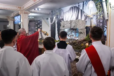 Liturgia Męki Pańskiej rozpoczęła się od procesji wejścia w zupełnej ciszy i gestu prostracji – pokornego padnięcia twarzą do ziemi głównego celebransa – Biskupa Rzeszowskiego Jana Wątroby. Drugim etapem nabożeństwa była Liturgia Słowa. Jej centrum stanowiła Męka Pańska w relacji wg św. Jana – odśpiewana przez ks. Juliana Wybrańca, kl. Dawida Piroga oraz kl. Karola Baraniewicza, z partiami tłumu wykonanymi przez Katedralny Chór Chłopięco-Męski Pueri Cantores Resovienses (tenory i basy), pod dyrekcją ks. dra Andrzeja Widaka we współpracy z Angelą Pacutą i Edytą Kotulą, dyrygentkami chóru.

W homilii bp Jan Wątroba zapraszał do odczytania na nowo sensu krzyża Jezusa i Jego Orędzia.

Trzecią częścią liturgii była adoracja krzyża. W pierwszej kolejności krzyż adorowali poprzez ucałowanie: Ksiądz Biskup, księża z Wyższego Seminarium Duchownego w Rzeszowie, księża katedralni oraz siostry zakonne. Następnie hołd krzyżowi oddali wszyscy wierni, wpatrując się w krzyż trzymany przez ks. Krzysztofa Gołąbka, proboszcza katedry.

Ostatnią częścią liturgii był obrzęd Komunii św. zakończony przeniesieniem Pana Jezusa w monstrancji do tzw. Bożego grobu. W tym roku dekoracja grobu nawiązuje do przeżywanego roku duszpasterskiego pt. „Wierzę w Kościół Chrystusowy”. Projekt autorstwa ks. Pawła Wójcika, wikariusza katedralnego, zachęca do pogłębienia relacji z Jezusem i jak wzywa napis umieszczony na grobie do „zakorzenienia w Kościele Chrystusa”.
fot. Joanna Prasoł 