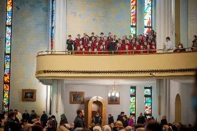 6 stycznia 2022 r., w Uroczystość Objawienia Pańskiego, o godz. 12.00 w katedrze rzeszowskiej została odprawiona Msza św. w intencji bp. Kazimierza Górnego i bp. Edwarda Białogłowskiego, którzy przeżywali kolejno 37. i 34. rocznicę konsekracji biskupich. Mszy św. przewodniczył bp Jan Wątroba. Eucharystię koncelebrował abp Edward Nowak, bp Kazimierz Górny, bp Edward Białogłowski i 30 księży. Podczas Mszy św. śpiewał Katedralny Chór Chłopięco-Męski Pueri Cantores Resovienses. Biskup Kazimierz Górny urodził się 24 grudnia 1937 r. w Lubniu. W 1960 r. przyjął święcenia kapłańskie. 6 stycznia 1985 r. w Bazylice św. Piotra w Rzymie przyjął święcenia biskupie z rąk Jana Pawła II. Jako zawołanie przyjął słowa „Omnia Tibi”. Do 1992 r. pełnił funkcję wikariusza generalnego archidiecezji krakowskiej. Od 1992 do 2013 r. był ordynariuszem diecezji rzeszowskiej. Biskup Edward Białogłowski urodził się 8 stycznia 1947 r. w Rzeplinie. W 1972 r. przyjął święcenia kapłańskie. 6 stycznia 1988 r. w katedrze przemyskiej przyjął święcenia biskupie z rąk bp. Ignacego Tokarczuka. Jako zawołanie przyjął słowa „In virtuti Spiritus Sancti”. Od 1992 r. pełni zadania biskupa pomocniczego diecezji rzeszowskiej. fot. Paulina Lęcznar