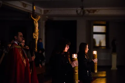 W piątek 5.04.2019 r. o godz. 20.00 odbyła się Droga Krzyżowa w Parku Papieskim. Nabożeństwu przewodniczył ks. Marcin Pater. fot. Dariusz Kamiński