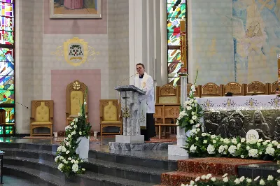 Maj to dla wielu najpiękniejszy miesiąc w roku. W liturgii Kościoła szczególnie wtedy czcimy Maryję oraz radujemy się ze Zmartwychwstania Pańskiego. W niedzielę 8 maja w naszej Katedrze dzieci z klas III doświadczyły równie wielkiej radości po raz pierwszy w pełni uczestnicząc we Mszy Świętej. To niezwykłe spotkanie z Chrystusem w Komunii Świętej zostało poprzedzone przygotowaniem poprzez katechezy w szkole i spotkania w parafii, a także spowiedzią. Poprzez niedzielne Eucharystie o godz. 12.00 i 13.30 celebrowane przez ks. Krzysztofa Gołąbka, proboszcza naszej Katedry, 88 dzieci rozpoczęło wielką przygodę z Jezusem ukrytym w Najświętszym Sakramencie. Towarzyszyli im rodzice, którzy wraz ze swoimi dziećmi przygotowywali się do tego wydarzenia, a także najbliższa rodzina. Posługę w liturgii Mszy Świętej pełniły dzieci pierwszokomunijne oraz ich rodzice.
Wielka radość serc dzieci komunijnych promieniowała na wszystkich uczestników Mszy Świętej i przypominała zebranym na liturgii, że spotkanie z Jezusem Eucharystycznym to przywilej i wielkie szczęście. Czas tej wielkiej radości został przedłużony przez „Biały Tydzień”, w którym dzieci uczestniczyły w wieczornej Eucharystii, przyjmując Jezusa do swoich serc. 

Wszystkim dzieciom, które w tym roku przeżywały swoją Pierwszą Komunię Świętą, życzymy, aby nie gasł w nich zapał do poznawania Jezusa i Jego nauki, a radość, jaka towarzyszyła tym dniom, była nieodłączną towarzyszką ich spotkań z Jezusem w Eucharystii. A s. Julicie i ks. Julianowi dziękujemy za serce włożone w przygotowanie dzieci do tego wielkiego wydarzenia.

fot. Paweł Styka