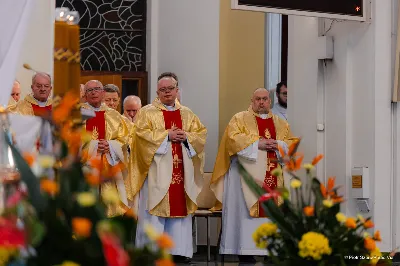 W Wielki Czwartek o godz. 10.00 w naszej Katedrze bp Jan Wątroba przewodniczył Mszy Krzyżma. Jest ona wyrazem jedności i wspólnoty duchowieństwa diecezji. Podczas tej Mszy Świętej biskup poświęcił olej chorych, katechumenów oraz olej krzyżma. Księża koncelebrujący z biskupem Eucharystię odnowili przyrzeczenia kapłańskie. W koncelebrze wzięli udział bp Kazimierz Górny, bp Edward Białogłowski oraz ponad 200 kapłanów z całej diecezji. W Eucharystii wzięli również udział licznie zebrani ministranci, lektorzy, animatorzy, ceremoniarze, członkowie scholi parafialnych i dziewczęcej służby maryjnej. Podczas Mszy Świętej zaśpiewał chór męski pod dyrekcją ks. Andrzeja Widaka. Przy organach zasiadł ks. Julian Wybraniec. fot. Piotr Szorc