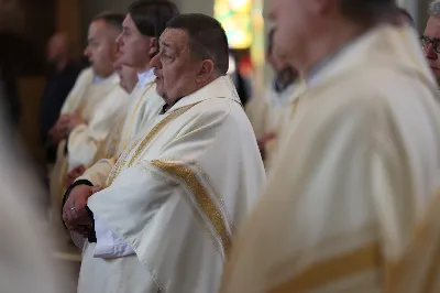 „Eucharystia powinna nas prowadzić do odkrycia kapłańskiej misji Ludu Bożego, kapłańskiej misji każdego z nas” – powiedział Biskup Rzeszowski podczas Mszy Wieczerzy Pańskiej, której przewodniczył w katedrze rzeszowskiej w Wielki Czwartek, 2 kwietnia 2026 r.
Podczas uroczystej liturgii Wielkiego Czwartku w katedrze rzeszowskiej, której przewodniczył bp Jan Wątroba, wierni zostali zaproszeni do refleksji nad tajemnicą Eucharystii, kapłaństwa oraz powołania całego Ludu Bożego do udziału w misji Chrystusa. Na zakończenie homilii biskup zachęcił do szczególnej modlitwy za kapłanów, zwłaszcza tych przeżywających trudności i kryzysy. „Panie Jezu, dobry pasterzu i towarzyszu wędrówki, dziś powierzamy Ci wszystkich kapłanów, ale zwłaszcza tych, którzy przechodzą chwilę kryzysu” – powiedział Biskup Rzeszowski. Wezwał także wspólnotę wiernych do troski o kapłanów poprzez modlitwę, życzliwość i wsparcie.
Wielkoczwartkowa liturgia w katedrze rzeszowskiej stała się nie tylko dziękczynieniem za dar Eucharystii i kapłaństwa, ale także wezwaniem do odnowienia świadomości odpowiedzialności każdego wiernego za życie Kościoła i świadectwo wiary w świecie. fot. ks. Jakub Oczkowicz