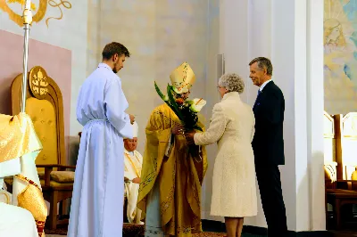 „Jesteśmy na świecie, aby stać pod krzyżem, głosić prawdę o krzyżu i bronić krzyża. W nim jest cała nasza nadzieja” – powiedział bp Jan Wątroba w dniu Uroczystości Jezusa Chrystusa Króla Wszechświata w rzeszowskiej katedrze. Podczas Mszy św. nowi członkowie Katolickiego Stowarzyszenia Młodzieży złożyli przyrzeczenie, a prezesi oddziałów parafialnych Akcji Katolickiej otrzymali nominacje.  Mszy św. przewodniczył bp Jan Wątroba. W koncelebrze uczestniczyli infułaci: ks. Stanisław Mac, ks. Wiesław Szurek i ponad 20 księży, wśród nich ks. Stanisław Potera, asystent diecezjalny Akcji Katolickiej (AK) i ks. Tomasz Ryczek, asystent diecezjalny Katolickiego Stowarzyszenia Młodzieży (KSM).  Po wyznaniu wiary 73 młode osoby złożyły przyrzeczenie Katolickiego Stowarzyszenia Młodzieży.  Po Komunii św. bp Jan Wątroba, razem z ks. Stanisławem Poterą, wręczył nominacje 19 nowym prezesom oddziałów parafialnych Akcji Katolickiej.  Na zakończenie Mszy św. bp Wątroba, na prośbę ks. Krzysztofa Gołąbka, proboszcza parafii katedralnej, wręczył dyplomy ceremoniarza Rafałowi Waszczakowi i Dawidowi Różańskiemu, długoletnim członkom Liturgicznej Służby Ołtarza w parafii katedralnej.  fot. Andrzej Kotowicz