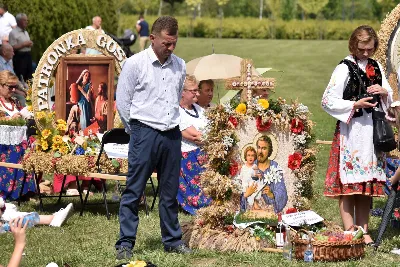 „Wierność ideałom jest gwarantem tego, że nie pogubimy się życiowo, nie skompromitujemy się i w naszym polskim domu będziemy gospodarzami, a nie najemnikami” – mówił podczas Dożynek Diecezjalnych bp Edward Białogłowski. 28 sierpnia 2022 r. do Parku Papieskiego w Rzeszowie przyjechało ponad 60 delegacji z wieńcami.

Do Parku Papieskiego w Rzeszowie przyjechało ponad 60 delegacji z parafii diecezji rzeszowskiej z wieńcami żniwnymi. Tegoroczną obsługę dożynek, w tym przygotowanie liturgii, zapewnili wierni i duszpasterze z Diecezjalnego Sanktuarium św. Józefa w Rzeszowie i dekanatu Rzeszów Północ. Przed Mszą św. odbył się program słowno-muzyczny w wykonaniu Diakonii Muzycznej z parafii św. Józefa w Rzeszowie.

Przed rozpoczęciem Mszy św. ks. Jerzy Uchman, diecezjalny duszpasterz rolników, przywitał przybyłych do Rzeszowa rolników, ogrodników, sadowników i pszczelarzy, wśród nich starostów dożynek: Aleksandrę i Bartłomieja Kędziorów z parafii pw. św. Józefa w Rzeszowie, a także obecnych na Mszy św. parlamentarzystów, władze państwowe i samorządowe, służby mundurowe oraz poczty sztandarowe.

Eucharystii przewodniczył bp Kazimierz Górny. W koncelebrze uczestniczył bp Edward Białogłowski, ks. infułat Wiesław Szurek oraz blisko dwudziestu księży.

Homilię wygłosił bp Edward Białogłowski.

„Dziękujemy Bogu za rolników, którzy mimo różnych trudności i przeciwności, które dotykają polską wieś, trwają przy rodzinnych gospodarstwach. Pochylają się nad rolą, która wydaje chleb i różne rośliny, warzywa, owoce i kwiaty. Dziękujemy wam, gospodynie i gospodarze, starsi i młodzi, za troskę i bezpieczeństwo żywnościowe naszego kraju oraz za zapasy żywnościowe, które są sprzedawane do innych krajów, a także wspomagają naszych sąsiadów borykających się, czy uciekających ze swojego kraju przed wojną do naszej ojczyzny, aby znaleźć tutaj bezpieczny kąt” – mówił bp Edward Białogłowski.

Biskup Białogłowski kierując do zebranych słowa zachęty pytał:

„Czy wasze domu rozbrzmiewają codzienną modlitwą dziękczynną i błagalną? Czy niedziela dla waszych domowników jest dniem świętym, z udziałem we Mszy św., z rodzinnym posiłkiem, z rozmową o waszej rodzinie, o jej troskach i radościach, o gospodarstwie, jego przyszłości i o przyszłości naszej ojczyzny? Zapalajcie ducha młodego pokolenia do życia ideałami: Bóg, honor, ojczyzna (…) Wierność ideałom jest gwarantem tego, że nie pogubimy się życiowo, nie skompromitujemy się i w naszym polskim domu będziemy gospodarzami, a nie najemnikami” – mówił bp Białogłowski.

Po błogosławieństwie poszczególne delegacje zaprezentowały swoje wieńce.

ks. Jakub Nagi
fot. ks. Tomasz Nowak