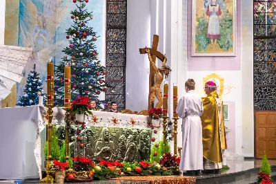 „Jak pasterze z Betlejem pójdźmy z pośpiechem oddać pokłon Nowonarodzonemu Zbawicielowi” – zachęcał bp Jan Wątroba na rozpoczęcie tradycyjnej „Pasterki” sprawowanej w rzeszowskiej katedrze. W uroczystej celebracji otwierającej okres Bożego Narodzenia uczestniczyli przedstawiciele księży, sióstr zakonnych oraz licznie przybyli diecezjanie i parafianie katedralni.
W wigilię uroczystości Bożego Narodzenia w rzeszowskiej katedrze została odprawiona tzw. Msza pasterzy, tradycyjnie zwana „Pasterką”, pod przewodnictwem Bp. Jana Wątroby, Biskupa Rzeszowskiego.
Celebracja rozpoczęła się kolędą „Wśród nocnej ciszy”, po której ks. Julian Wybraniec, wikariusz katedralny, zaśpiewał starożytną „Kalendę”, czyli fragment Martyrologium Rzymskiego mówiący o Narodzeniu Pańskim. Następnie ks. Krzysztof Gołąbek, proboszcz katedry, uroczyście złożył figurę Nowonarodzonego Jezusa w symbolicznej szopce.
W kazaniu Bp Jan Wątroba przypomniał historię i znaczenie teologiczne szopki. Nawiązując do 800. rocznicy zbudowania pierwszej szopki przez św. Franciszka z Asyżu we włoskiej miejscowości Greccio, kaznodzieja mówił: „Jego nauczanie przeniknęło do serc chrześcijan i pozostaje aż do naszych dni jako autentyczna forma zaproponowania na nowo piękna naszej wiary z prostotą (…) Dlaczego żłóbek wzbudza tyle zdziwienia i nas wzrusza? Przede wszystkim dlatego, że ukazuje czułość Boga. On, Stwórca wszechświata, uniża się do naszej małości. (…) W Jezusie Ojciec dał nam brata, który wychodzi, by nas szukać, kiedy jesteśmy zdezorientowani i zatracamy kierunek; wiernego przyjaciela, który jest zawsze blisko nas; dał nam swego Syna, który nam przebacza i podnosi nas z grzechu.”
Biskup Wątroba mówił, że tradycyjny żłóbek jest miejscem przekazywania wiary i doświadczenia Bożej miłości. „Począwszy od dzieciństwa, a następnie w każdym okresie życia uczy nas kontemplować Jezusa, odczuwać miłość Boga do nas, odczuwać i wierzyć, że Bóg jest z nami, a my jesteśmy Nim, wszyscy jako dzieci i bracia dzięki temu Dzieciątku, Synowi Boga i Dziewicy Maryi. I odczuwać, że na tym polega szczęście”.
Na zakończenie, kaznodzieja zachęcał do uważnego wpatrywania się w betlejemski żłóbek, w którym można odkryć kilka prawd o Bogu i o człowieku. To w nim, „Bóg uczy nas człowieczeństwa i zaprasza do udziału w boskiej naturze”, ale także prawdy, że „Bogu i człowiekowi dobrze jest być razem”. – podkreślał bp Wątroba.
Na zakończenie Eucharystii, ks. Krzysztof Gołąbek w imieniu parafii katedralnej złożył życzenia Księdzu Biskupowi oraz wszystkim przybyłym na uroczystość. 

Zdjęcia: Joanna Prasoł