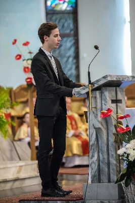 Uroczystość Chrystusa Króla to także święto Akcji Katolickiej i KSM-u. Centralnej uroczystości w Katedrze przewodniczył biskup diecezjalny Jan Wątroba. Eucharystię koncelebrowało 25 księży, wśród nich ks. Stanisław Potera – asystent diecezjalny AK i ks. Tomasz Ryczek – asystent diecezjalny KSM. Po wyznaniu wiary 88 młodych osób złożyło przyrzeczenie Katolickiego Stowarzyszenia Młodzieży. Obrzęd przyrzeczenia prowadził Paweł Grodzki – prezes KSM Diecezji Rzeszowskiej. Ceremonia zakończyła się odśpiewaniem hymnu KSM i zawołaniem: „Przez cnotę, naukę i pracę, służyć Bogu i Ojczyźnie, Gotów!”

Po Komunii św. bp Jan Wątroba, razem z ks. Stanisławem Poterą, wręczył nominacje 20 nowym prezesom oddziałów parafialnych Akcji Katolickiej. Krótkie przemówienia wypowiedzieli kolejno: Jeremi Kalkowski – prezes Zarządu Diecezjalnego Instytutu AK i Paweł Grodzki.

Po Komunii św. wszyscy zebrani uklękli przed Najświętszym Sakramentem. Biskup Ordynariusz odczytał Jubileuszowy Akt Przyjęcia Jezusa Chrystusa za Króla i Pana.

Po Mszy św. bp Jan Wątroba wręczył odznaki i legitymacje nowym członkom KSM.

fot. Fotografiarzeszow