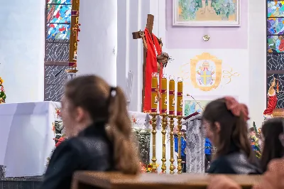 O świcie w Niedzielę Zmartwychwstania została odprawiona uroczysta Mszy św. w rzeszowskiej katedrze. Eucharystię poprzedziła procesja rezurekcyjna z Najświętszym Sakramentem. W oprawie muzycznej celebracji wziął udział katedralny chór chłopięco-męski Pueri Cantores Resovienses oraz katedralna orkiestra dęta.
Dnia 31 marca 2024 r. o godz. 6 w rzeszowskiej katedrze na rozpoczęcie procesji rezurekcyjnej rozbrzmiało zawołanie: „Chrystus zmartwychwstał, prawdziwie zmartwychwstał”. Wyrazem radości paschalnej była procesja z Najświętszym Sakramentem dokoła katedry z udziałem licznie zgromadzonych wiernych, straży grobowej i orkiestry dętej.
Po zakończonej procesji, została odprawiona uroczysta Eucharystia pod przewodnictwem ks. Krzysztofa Gołąbka, prepozyta rzeszowskiej kapituły katedralnej i proboszcza miejscowej wspólnoty parafialnej. Homilię wygłosił ks. Michał Rurak, penitencjarz kapituły, który zachęcał do zgłębiania tajemnicy zmartwychwstania.

„Zmartwychwstania jest czymś jedynym i wyjątkowym w swoim rodzaju. Łatwo napisać i powiedzieć czym zmartwychwstanie nie jest. Ale napisać i powiedzieć czym zmartwychwstanie jest, to zadanie na całe życie, i to nie tylko dla teologa czy księdza. To zadanie dla każdego z nas. Najważniejsze zadanie w życiu, bo ono zdecyduje co z nami będzie” – mówił kaznodzieja.
Ks. Rurak ukazał konsekwencje zmartwychwstania Chrystusa dla każdego wierzącego w kontekście całej historii Boga i człowieka. Mówił: „Zmartwychwstanie nie dotyczy tylko przyszłości, czasu po śmierci. Ono ma także znaczenie dla naszej doczesności. Bo skoro życie ma prowadzić do Zmartwychwstania, to znaczy, że ma wartość samo w sobie, że trzeba je szanować i jak najlepiej przeżyć.”
Na zakończenie Eucharystii transmitowanej przez katolickie Radio „VIA”, katedralny chór chłopięco-męski Pueri Cantores Resovienses pod dyrekcją Aleksandry Fiołek-Matuszewskiej wykonał uroczyste „Alleluja” z oratorium G.F. Haendla. Po zakończonej Mszy św. rezurekcyjnej katedralna orkiestra dęta pod batutą Tadeusza Cielaka odegrała radosne utwory wielkanocne. fot. Joanna Prasoł