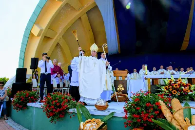 W niedzielę 25.08.2019 r. przy Katedrze Rzeszowskiej odbyły się Dożynki Diecezjalne. Do Parku Papieskiego przyjechało 73 delegacje z wieńcami dożynkowymi. fot. Andrzej Kotowicz