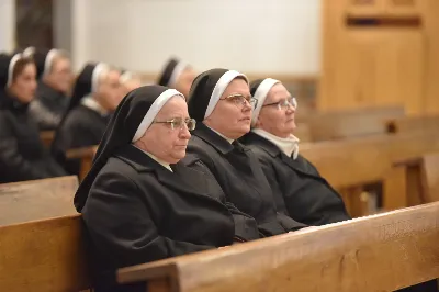 W Katedrze Rzeszowskiej odbyło się nabożeństwo Drogi Krzyżowej, której przewodniczył ks. Paweł Synoś, wikariusz biskupi ds. duchowieństwa. "Dziś sprowadź Mi dusze kapłańskie i zakonne, i zanurz je w niezgłębionym miłosierdziu Moim. One dały Mi moc przetrwania gorzkiej męki; przez nie, jak przez kanały, spływa na ludzkość miłosierdzie Moje." (Dzienniczek 1212) W modlitwie wraz z bp Janem Wątrobą uczestniczyły osoby życia konsekrowanego oraz prezbiterzy posługujący w Diecezji Rzeszowskiej. Nabożeństwo było ofiarowane w intencji wynagrodzenia za grzechy duchowieństwa i osób konsekrowanych, za dusze kapłanów i osób konsekrowanych cierpiące w czyśćcu oraz za tych, którzy odeszli od kapłaństwa i życia zakonnego. Fot. ks. Jakub Oczkowicz