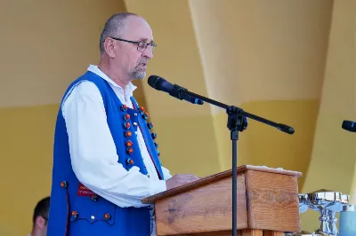 30 sierpnia 2020 r. do Parku Papieskiego w Rzeszowie na diecezjalne dożynki przyjechało 49 delegacji z dożynkowymi wieńcami.  Już o godz. 11.00 plac przed znajdującą się w Parku Papieskim sceną wypełniły delegacje z parafii diecezji rzeszowskiej. W sumie zarejestrowano 49 delegacje. Tegoroczną obsługę dożynek, w tym przygotowanie liturgii, zapewnili wierni i duszpasterze z dekanatu Sokołów Małopolski. O godz. 11.30 prof. Kazimierz Ożóg, mieszkaniec Górna, zaprezentował kilka myśli na temat chleba i godności pracy rolnika. Na scenie wystąpił zespół „Młody Duch i Przyjaciele” kierowany przez Dariusza Kosaka. Przed rozpoczęciem Mszy św. ks. Jerzy Uchman, diecezjalny duszpasterz rolników, przywitał przybyłych do Rzeszowa rolników, ogrodników, sadowników i pszczelarzy, wśród nich starostów dożynek Jerzego i Zofię Bednarzów z Kamienia, a także obecnych na Mszy św. parlamentarzystów, władze państwowe i samorządowe, służby mundurowe oraz poczty sztandarowe. Mszy św. przewodniczył bp Edward Białogłowski. W koncelebrze uczestniczył bp Kazimierz Górny oraz czternastu księży. W długiej procesji z darami do ołtarza podeszły delegacje wszystkich obecnych parafii przynosząc chleby i owoce. Dary te zostały przekazane Rzeszowskiemu Towarzystwu Pomocy im. św. Brata Alberta. Na zakończenie liturgii bp Białogłowski pobłogosławił przyniesione płody ziemi oraz ziarno na zasiew. Po błogosławieństwie poszczególne delegacje, przedstawiane przez ks. Jana Szczupaka, wikariusza biskupiego ds. społecznych, prezentowały swoje wieńce.  fot. ks. Tomasz Nowak