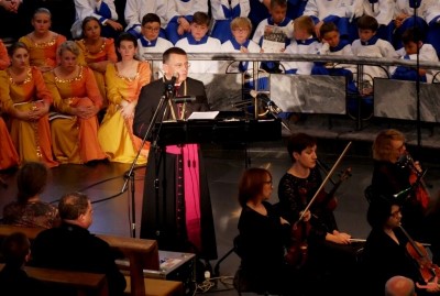 Blisko 1200 chórzystów i orkiestra symfoniczna Filharmonii Podkarpackiej to koncert galowy 9. Krajowego Kongresu Polskiej Federacji Pueri Cantores. 9 września o godz. 19.30 w Katedrze Rzeszowskiej podczas dwugodzinnego koncertu wystąpiły 33 chóry z Polski, Litwy, Łotwy, Ukrainy i Węgier oraz Orkiestra Symfoniczna Filharmonii Podkarpackiej. Muzykami dyrygowali: Wiesław Delimat i Marcin Florczak. Podczas koncertu uczestnicy wysłuchali utworów m.in. Haendla, Haydna oraz hymny kongresów Polskiej Federacji Pueri Cantores. Szczególnie oklaskiwane było premierowe wykonanie hymnu kongresu w Rzeszowie – utwór pt. „Da pacem, Domine” Dominika Lasoty – kompozytora z Rzeszowa. W koncercie uczestniczyli m.in.: bp Jan Wątroba, bp Kazimierz Górny i bp Edward Białogłowski. fot. ks. Tomasz Nowak