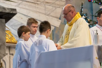 W niedzielę Chrztu Pańskiego, 8 stycznia, w ostatnim dniu okresu Bożego Narodzenia podczas Mszy Świętej o godz. 9.00 ks. Krzysztof Gołąbek, proboszcz naszej Katedry, przyjął do grona Liturgicznej Służby Ołtarza pięciu chłopców.
Po odpowiednim przygotowaniu, pod czujnym okiem ks. Pawła Wójcika – opiekuna ministrantów oraz ceremoniarza Rafała Waszczaka, otrzymali stopień choralisty, po raz pierwszy mogli ubrać kołnierzyki, a także otrzymali legitymacje ministranckie. To wielka radość dla naszej parafii. Gratulujemy chłopcom odwagi oraz życzymy wytrwałości w tym pięknym powołaniu, jakim jest służba przy Ołtarzu Pana Jezusa.
Drugim bardzo ważnym momentem w tym dniu było wręczenie pucharów dla trzech najlepszych ministrantów 2022 roku. Złotym ministrantem niezmiennie od kilku lat został animator Wojciech Jędrzejewski, srebrnym Adam Sowa, brązowym – najmłodszy w naszej wspólnocie – Dawid Pruchnicki. Gratulujemy im pięknej służby.
Zapraszamy wszystkich chętnych chłopców do wstąpienia w szeregi katedralnej Liturgicznej Służby Ołtarza.
Zainteresowanych prosimy o kontakt z ks. Pawłem Wójcikiem.

Rafał Waszczak
fot. Joanna Prasoł 