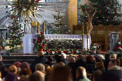 W niedzielę Chrztu Pańskiego, uroczystą Mszą Świętą, przy wypełnionej po brzegi Katedrze, zakończyliśmy okres Bożego Narodzenia. Podczas Mszy Świętej śpiewał nasz Katedralny Chór Chłopięco-Męski Pueri Cantores Resovienses pod dyrekcją Marcina Florczaka. Po zakończonej liturgii odbył się koncert kolęd w wykonaniu naszego Chóru. W programie znalazły się kolędy, pastorałki i pieśni bożonarodzeniowe polskie i zagraniczne, m.in. "Lulajże, Jezuniu" w aranżacji Dominika Lasoty, "Za Gwiazdą" w opracowaniu Jana Maklakiewicza, "Mary, did You know?" Marka Lowry’ego i Buddy’ego Greene’a, "Gaudete" Briana Keya, "Angels we have heard on high" Stevena Strite’a. Koncert spotkał się z ogromnym entuzjazmem publiczności, która nagrodziła wykonawców brawami na stojąco. W zamian chórzyści odwdzięczyli się bisami.  fot. Dariusz Kamiński